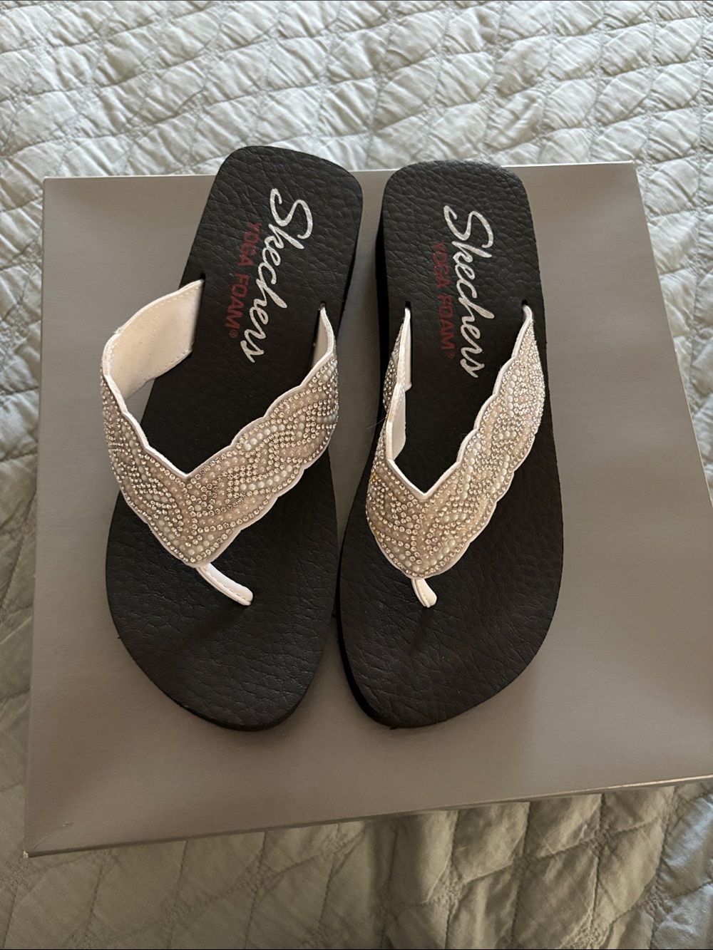 NWT Skechers Size 8 Black Foam Flip Flops with White Beaded Straps